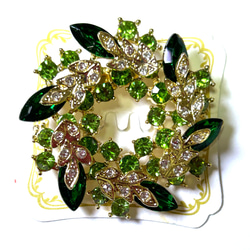 ［送料無料］48 エメラルドグリーンの色が、とても綺麗なサークル形のブローチA❣️ 1枚目の画像