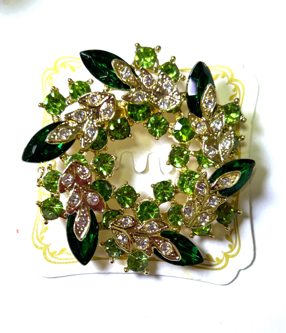 ［送料無料］48 エメラルドグリーンの色が、とても綺麗なサークル形のブローチA❣️ 1枚目の画像