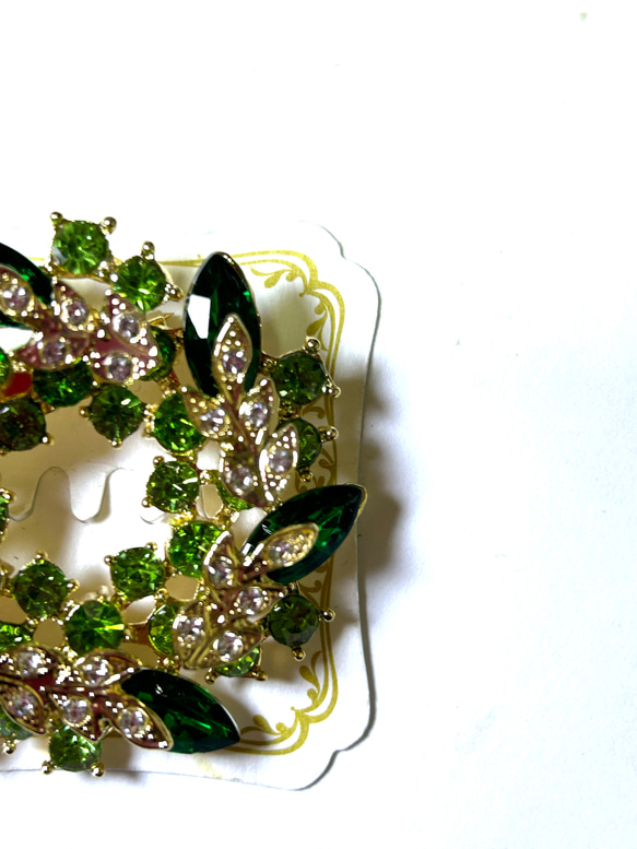 ［送料無料］48 エメラルドグリーンの色が、とても綺麗なサークル形のブローチA❣️ 6枚目の画像