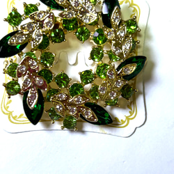 ［送料無料］48 エメラルドグリーンの色が、とても綺麗なサークル形のブローチA❣️ 2枚目の画像