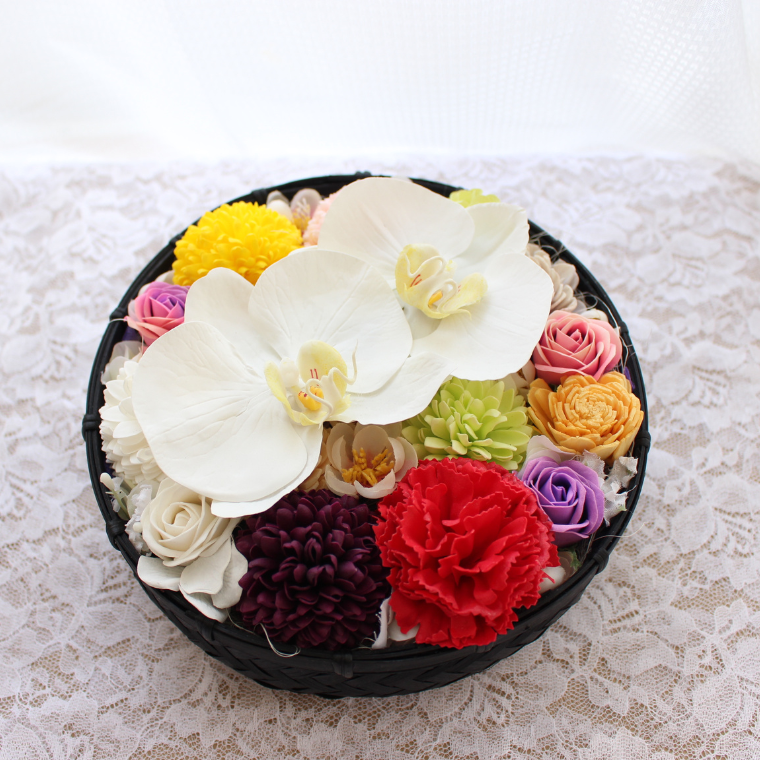 胡蝶蘭のかごアレンジ　カラフル　お正月　和風　籠　籐カゴ　花　造花　プレゼント　おしゃれ