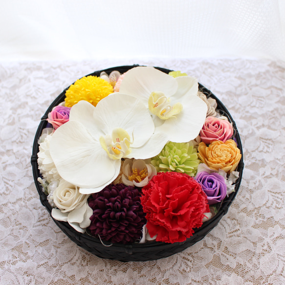 胡蝶蘭のかごアレンジ カラフル お正月 和風 籠 籐カゴ 花 造花