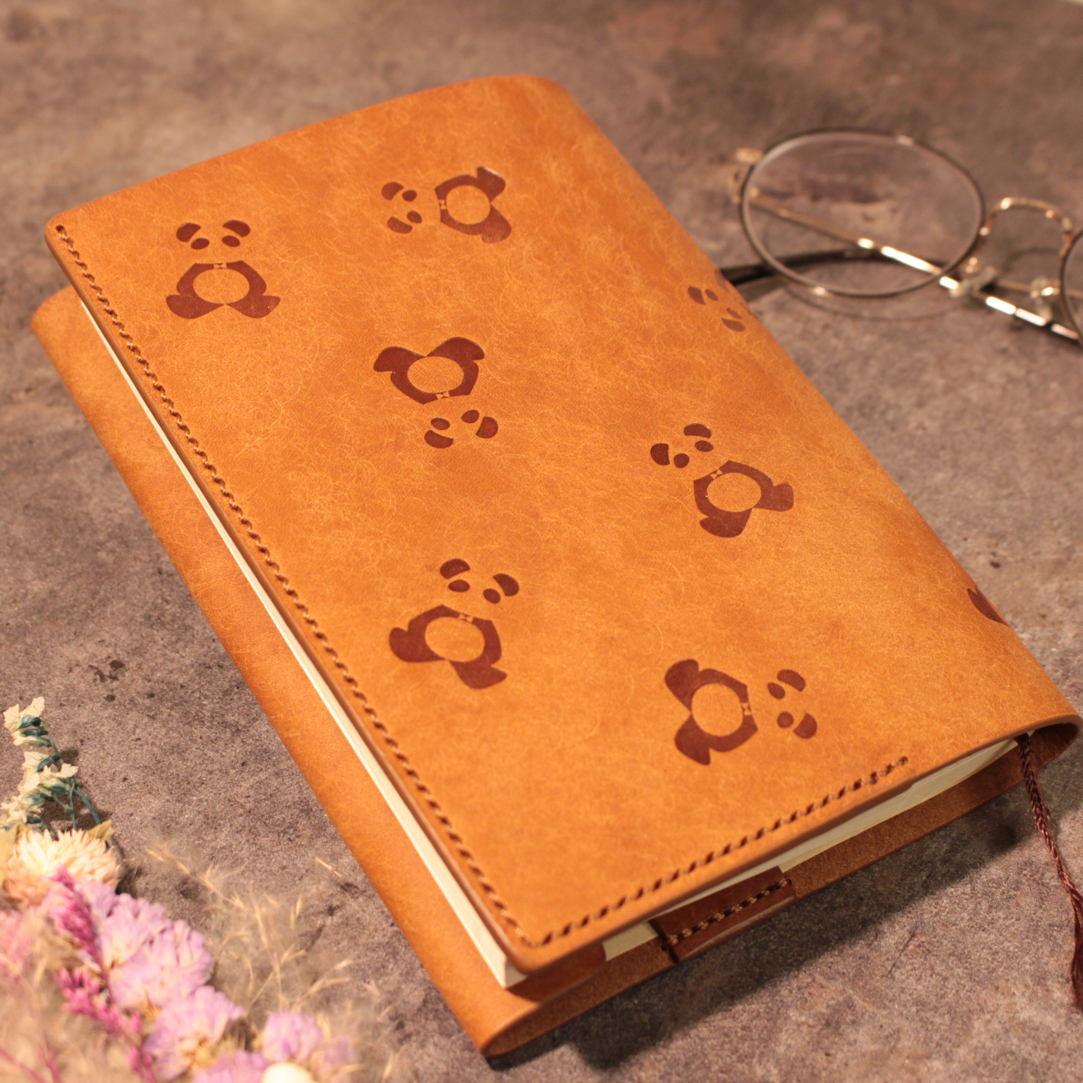 【おまけ付き】パンダ好き　ブックカバー　本革　文庫本サイズ　ブラウン　プレゼント　かわいい　イタリアンレザー