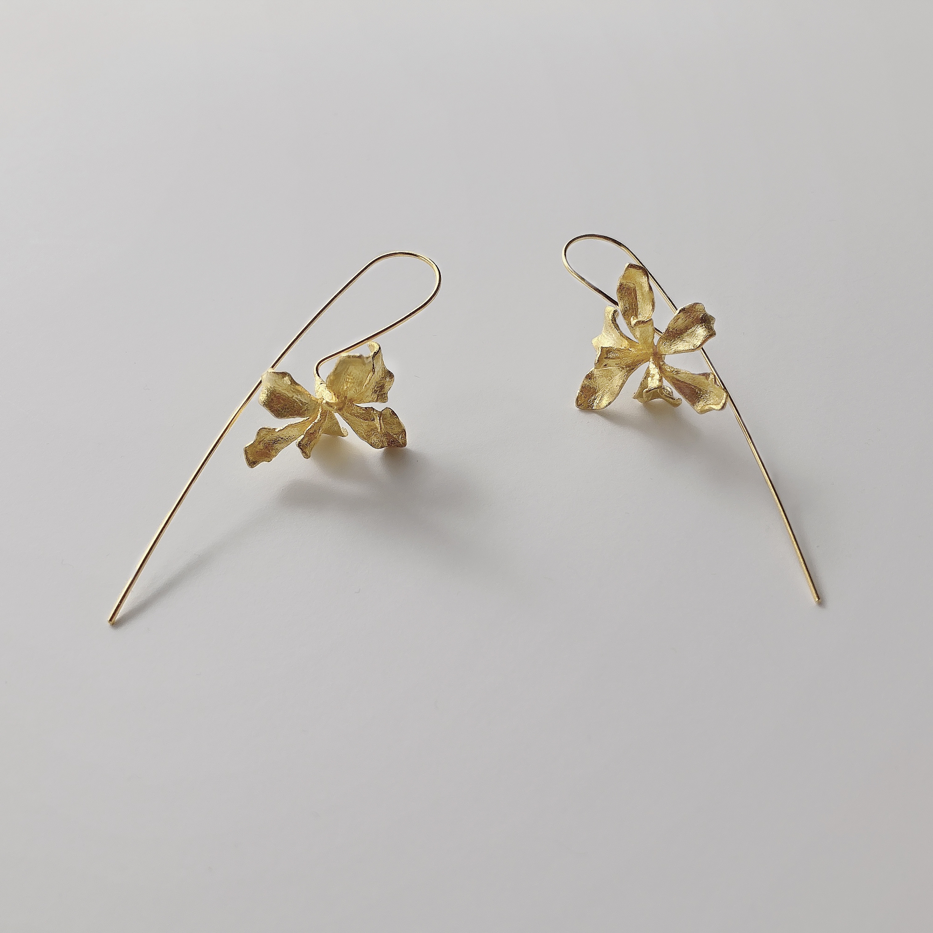 〔K18YGP〕早咲きのアヤメ フックピアス