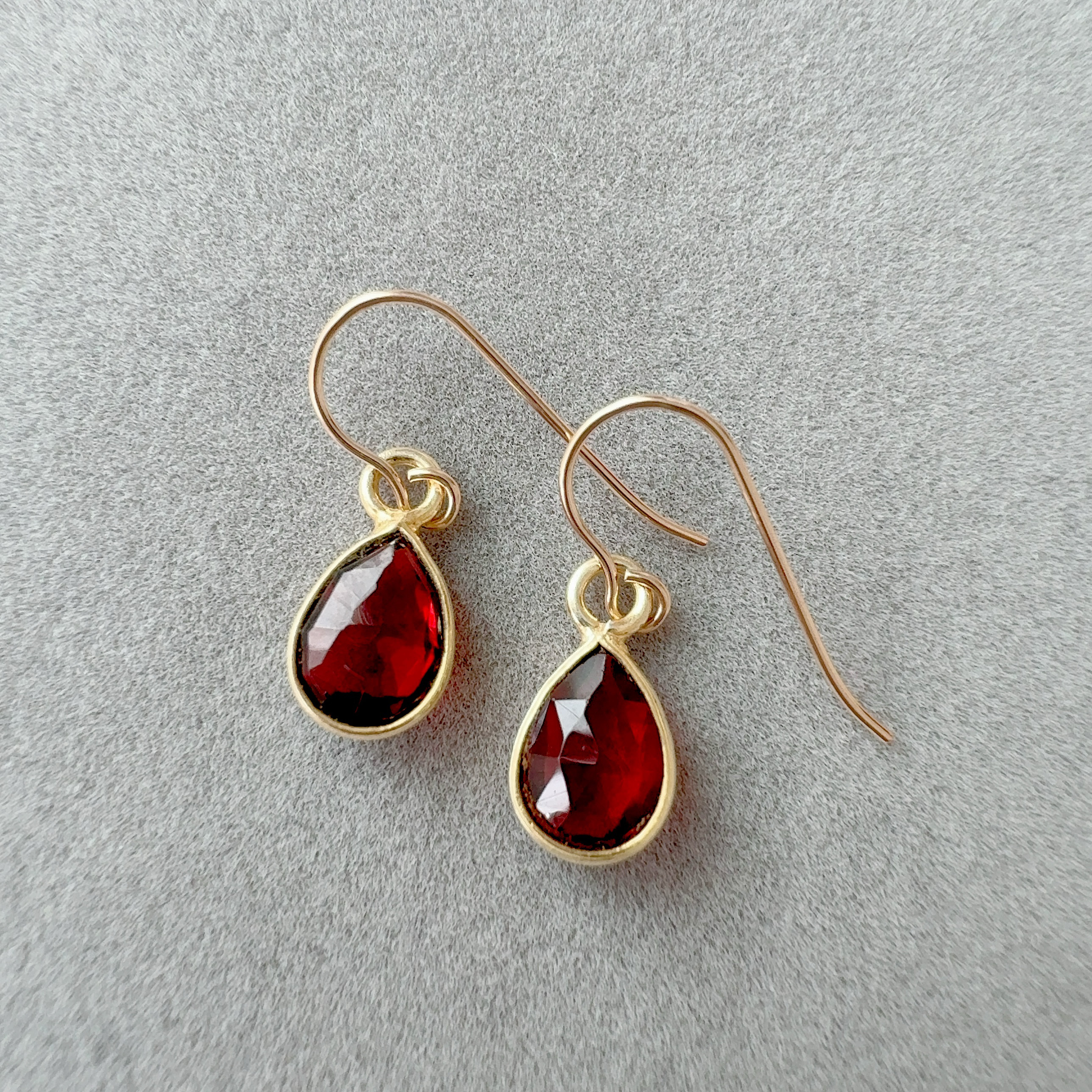 モザンビーク産ガーネットAAA 14kgfピアス,イヤリング