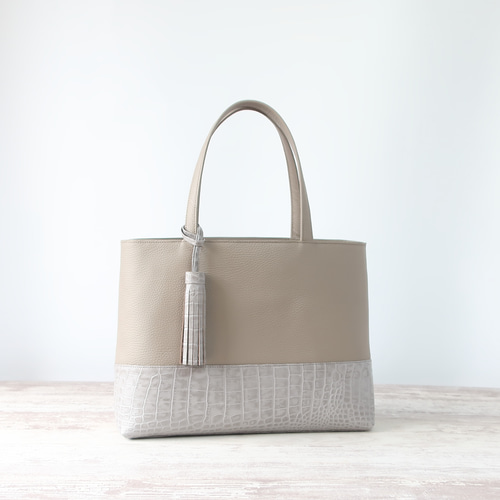 よこ長トートbag☆彡ライトグレー×グレー（クロコダイル型押しレザー