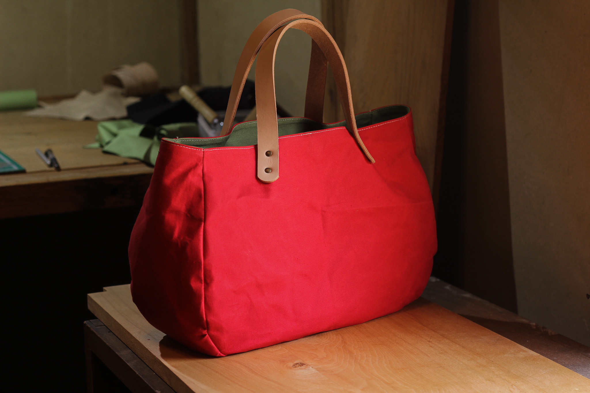 カラーオーダー可能 ころんバッグ 横長サイズ パラフィン帆布 表地赤