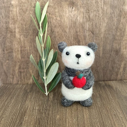 りんご大好きパンダちゃん 羊毛フェルト monaka 通販 13087249｜Creema