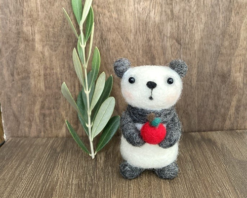 りんご大好きパンダちゃん 羊毛フェルト monaka 通販 13087249｜Creema