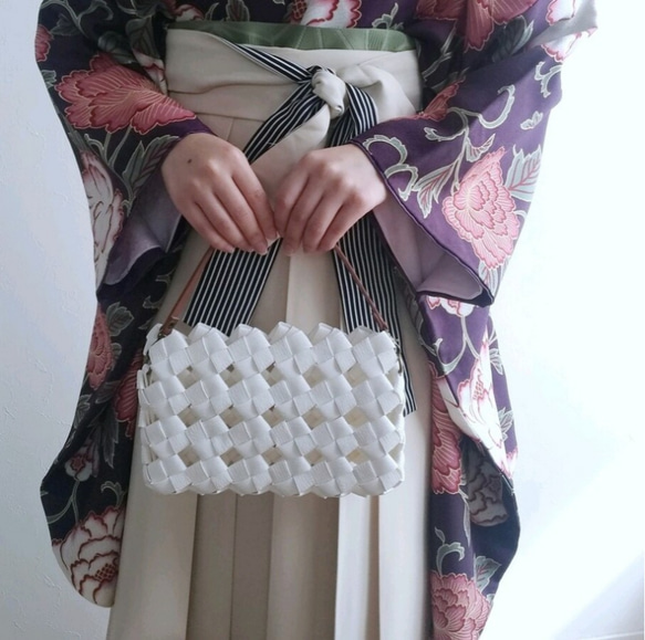 【全８色】大人ミニバッグ 横型  ホワイト  カジュアルから着物 卒業式 袴にも素敵 お子様の袴姿にも モダン レトロ 3枚目の画像