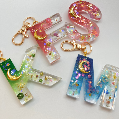 ぽんた 月と星のイニシャルキーホルダー 丸文字形ミニ ぽんた 月と星のイニシャルキーホルダー 丸文字型ミニ ぽんた 月