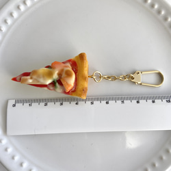 ★1 ピースピザ★キーホルダー　食品サンプル　フェイク　イタリアン　ピザ屋　個性的アクセサリー 4枚目の画像