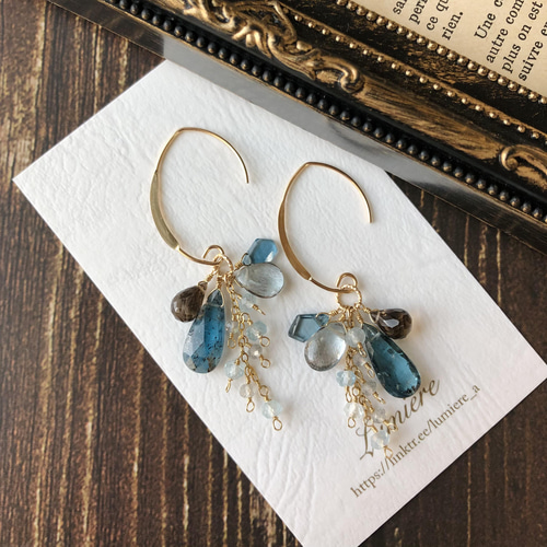 モスアクアマリンとブルー＆ホワイトカラーの天然石のピアス