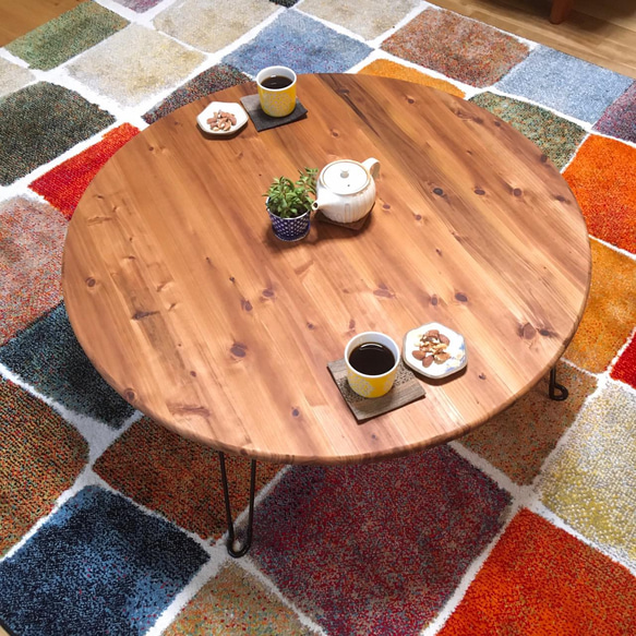 国産杉の無垢材　角の丸いなめらかな　折り畳み　丸形テーブル　ちゃぶ台　キャンプ　お子様　カフェ　ミディアムウォルナット 2枚目の画像