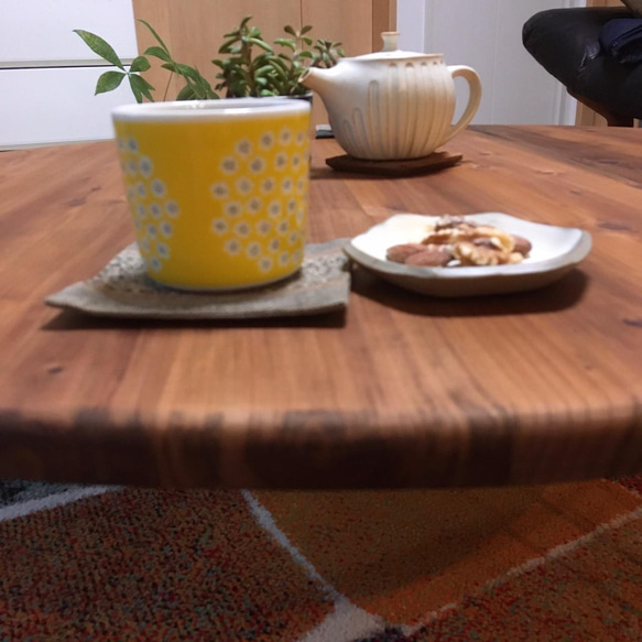 国産杉の無垢材　角の丸いなめらかな　折り畳み　丸形テーブル　ちゃぶ台　キャンプ　お子様　カフェ　ミディアムウォルナット 9枚目の画像