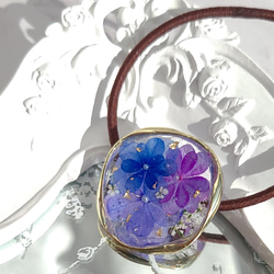紫陽花のヘアゴム 歪みフレームの紫と青いお花 てまりてまり 2枚目の画像