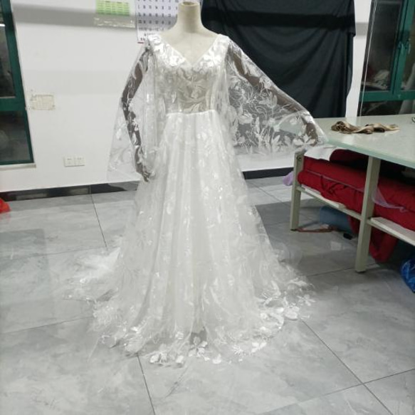 贅沢な小花総レース ウェディングドレス 背中見せ エレガント 前撮り 2  