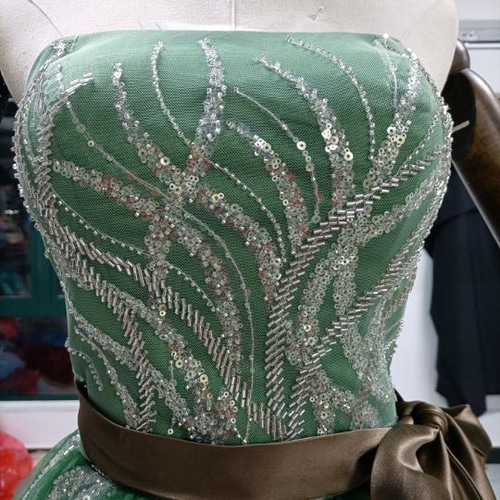 カラードレス 緑 ベアトップ 華やかなトレーン 2次会/挙式 /謝恩会  