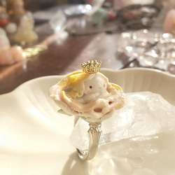 薔薇から顔を出すお姫様の陶製リング 4枚目の画像