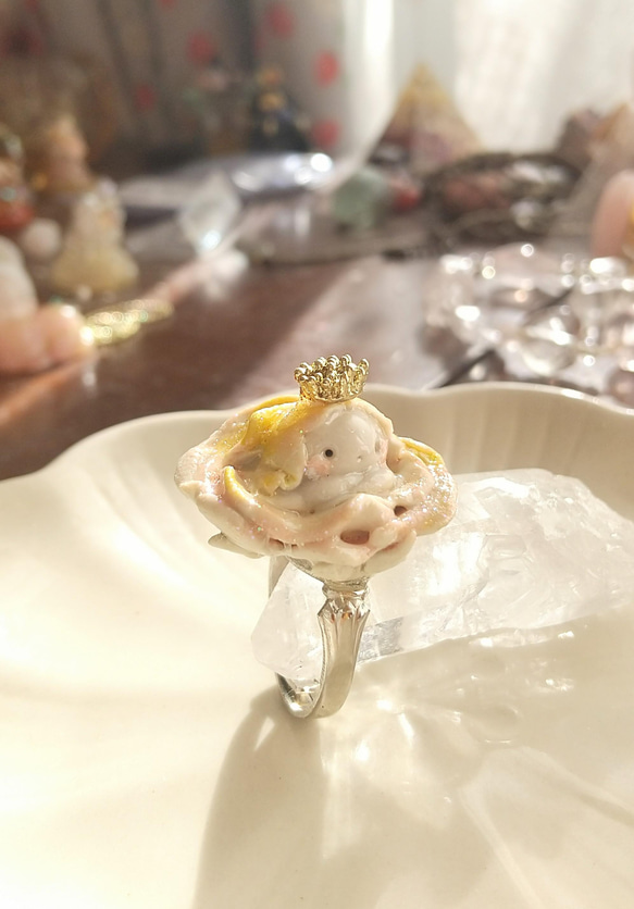 薔薇から顔を出すお姫様の陶製リング 4枚目の画像
