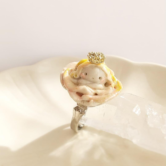 薔薇から顔を出すお姫様の陶製リング 1枚目の画像