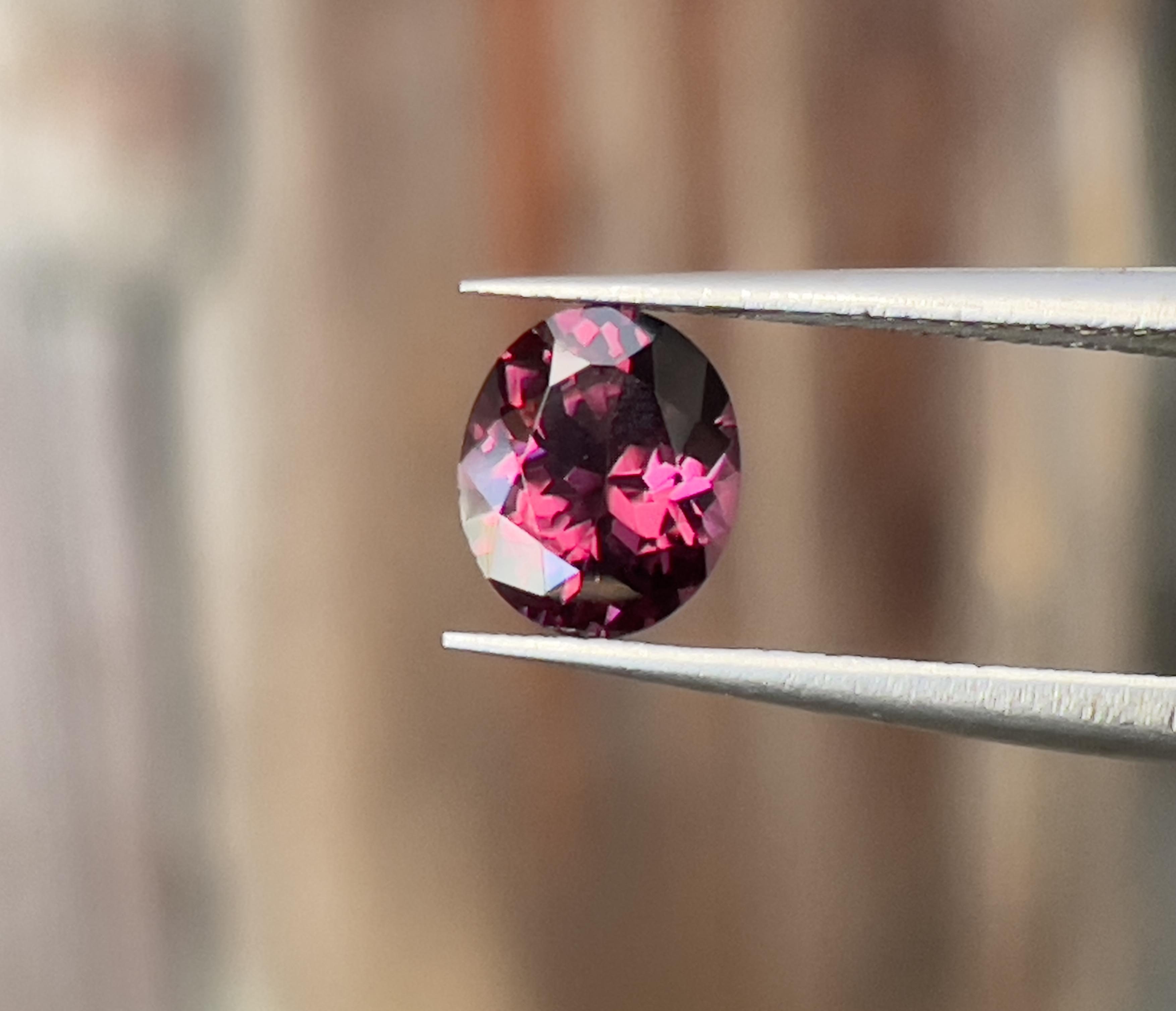 スピネルルース ピンクがかったダークパープルスピネル 1.05カラット オーバルカット 天然宝石 スリランカ原産