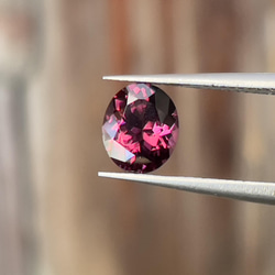 スピネルルース ピンクがかったダークパープルスピネル 1.05カラット オーバルカット 天然宝石 スリランカ原産 1枚目の画像