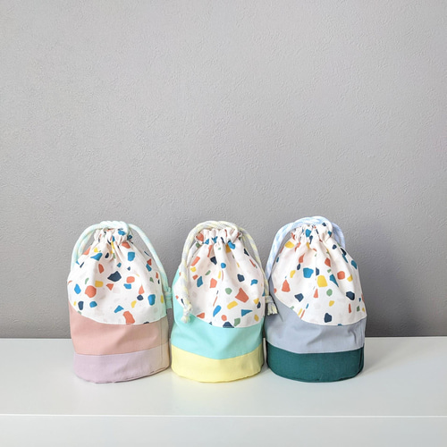 専用★SALE✳︎母made品✳︎巾着  テラゾー柄　コップ袋などに♪ 撥水裏地使用ライトグレー×ダークグリーン テラゾー柄丸底巾着袋