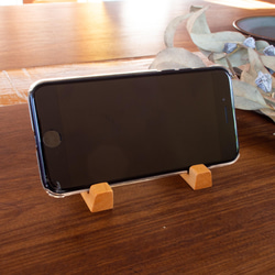 銘木のスマホスタンド／チーク メープル 木製 携帯 キッチン iPhone スタンド シンプル 防水 1枚目の画像