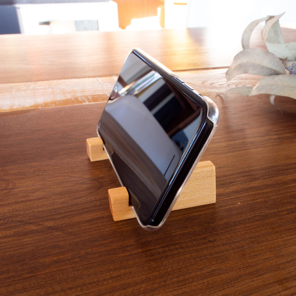 銘木のスマホスタンド／チーク メープル 木製 携帯 キッチン iPhone スタンド シンプル 防水 4枚目の画像