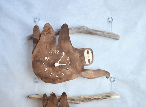 ナマケモノとチルアウトできる 枝あり ビッグサイズ 時計 木製 掛け時計 1枚目の画像