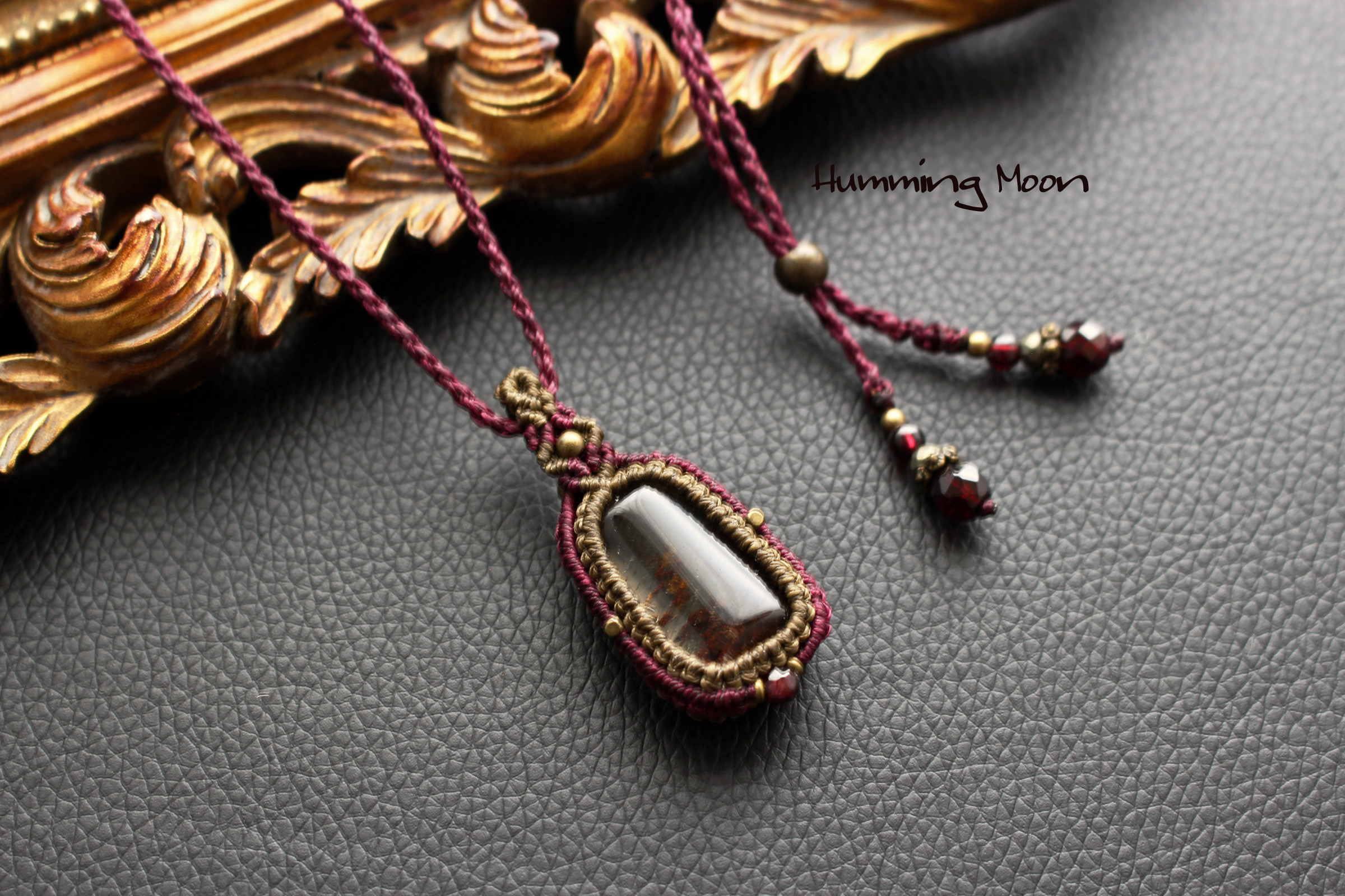 ガーデンクオーツのマクラメペンダントネックレス／ボルドー×セピア