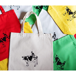 牛さんと牛柄ネコさんの刺繍キャンバストートバッグ（ナチュラル） 猫 A4 マチ有り 4枚目の画像