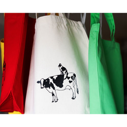 牛さんと牛柄ネコさんの刺繍キャンバストートバッグ（ナチュラル） 猫 A4 マチ有り 10枚目の画像