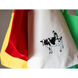 牛さんと牛柄ネコさんの刺繍キャンバストートバッグ（ナチュラル） 猫 A4 マチ有り 8枚目の画像