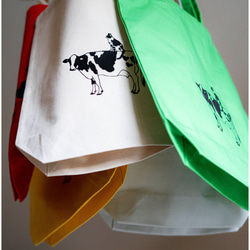 繡花帆布手提袋，飾有乳牛和乳牛圖案的貓咪圖案（天然色），A4尺寸，帶側邊撐片，可選環保袋或內袋。 第6張的照片