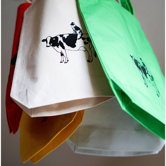 繡花帆布手提袋，飾有乳牛和乳牛圖案的貓咪圖案（天然色），A4尺寸，帶側邊撐片，可選環保袋或內袋。 第6張的照片