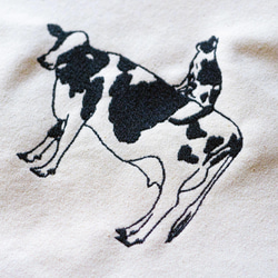 繡花帆布手提袋，飾有乳牛和乳牛圖案的貓咪圖案（天然色），A4尺寸，帶側邊撐片，可選環保袋或內袋。 第2張的照片