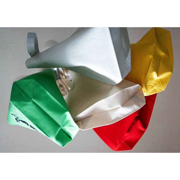 繡花帆布手提袋，飾有乳牛和乳牛圖案的貓咪圖案（天然色），A4尺寸，帶側邊撐片，可選環保袋或內袋。 第5張的照片