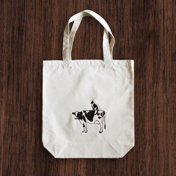 繡花帆布手提袋，飾有乳牛和乳牛圖案的貓咪圖案（天然色），A4尺寸，帶側邊撐片，可選環保袋或內袋。 第1張的照片