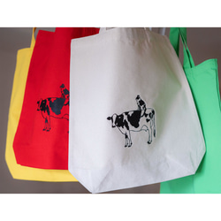 繡花帆布手提袋，飾有乳牛和乳牛圖案的貓咪圖案（天然色），A4尺寸，帶側邊撐片，可選環保袋或內袋。 第9張的照片