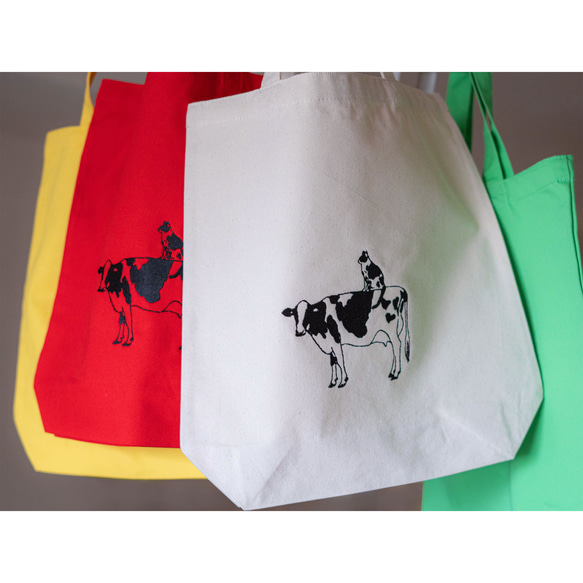 繡花帆布手提袋，飾有乳牛和乳牛圖案的貓咪圖案（天然色），A4尺寸，帶側邊撐片，可選環保袋或內袋。 第9張的照片