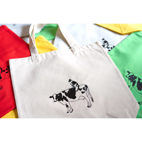 繡花帆布手提袋，飾有乳牛和乳牛圖案的貓咪圖案（天然色），A4尺寸，帶側邊撐片，可選環保袋或內袋。 第11張的照片
