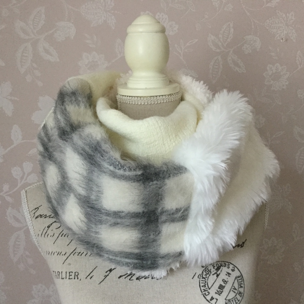 グレーとホワイトニットのスヌード