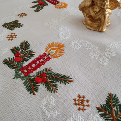 ドイツの手仕事☆クリスマス ワインレッドのキャンドルや樅ノ木・木の実の手刺繍 生地  (ヴィンテージ  リメイク素材 ) 8枚目の画像