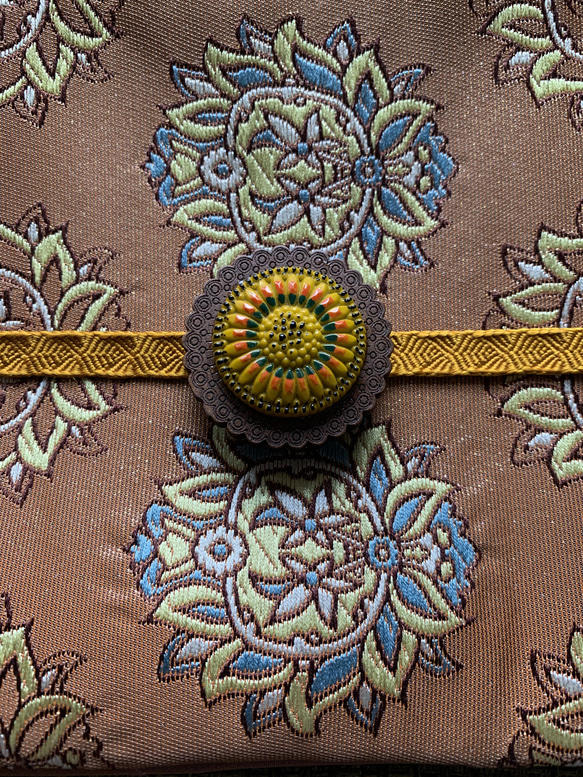 ビンテージ素材のレトロムード溢れる向日葵の帯留め「ソレイユ・フォークロア」 8枚目の画像