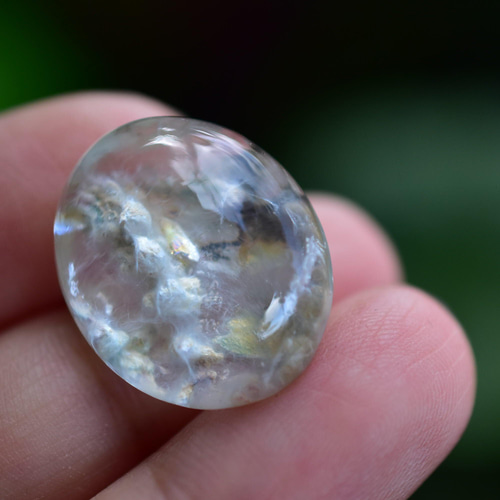 虹入りレッドルチルクォーツ　ホワイトガーデン共生入り透明球体置物 虹入り☆ホワイトガーデンクォーツ ルース 11 天然石 Funky garuda