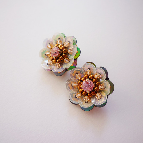 スパンコールとスワロフスキー・クリスタルの刺繍ピアス☘（モノトーン