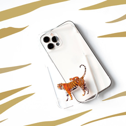 虎さんと虎柄ネコさん 猫 スマホケース：iPhone15〜 2枚目の画像