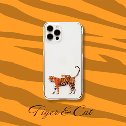 虎さんと虎柄ネコさん 猫 スマホケース：iPhone15〜 1枚目の画像
